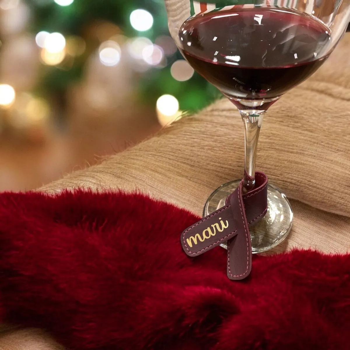 Presente corporativo premium com vinho em mesa elegante